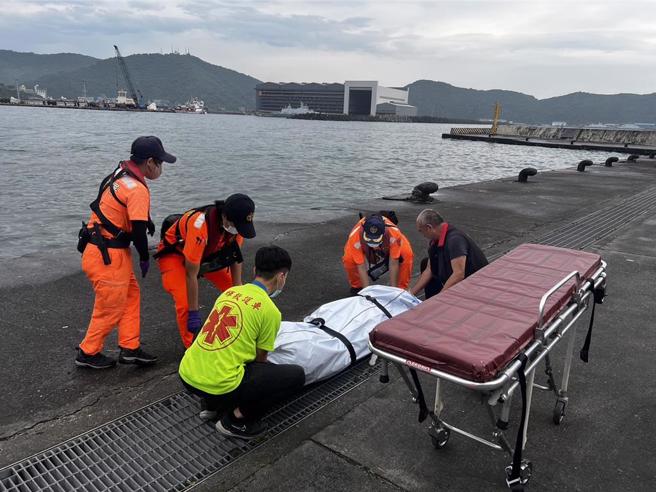 今（28日）上午7时30分许，于东澳乌岩角外海、距离龟山岛约18海浬寻获古医师的遗体，已送福园报请检察官相验。（第一岸巡队提供／吴佩蓉宜兰传真）