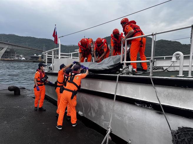 今（28日）上午7时30分许，于东澳乌岩角外海、距离龟山岛约18海浬寻获古医师的遗体，已送福园报请检察官相验。（第一岸巡队提供／吴佩蓉宜兰传真）
