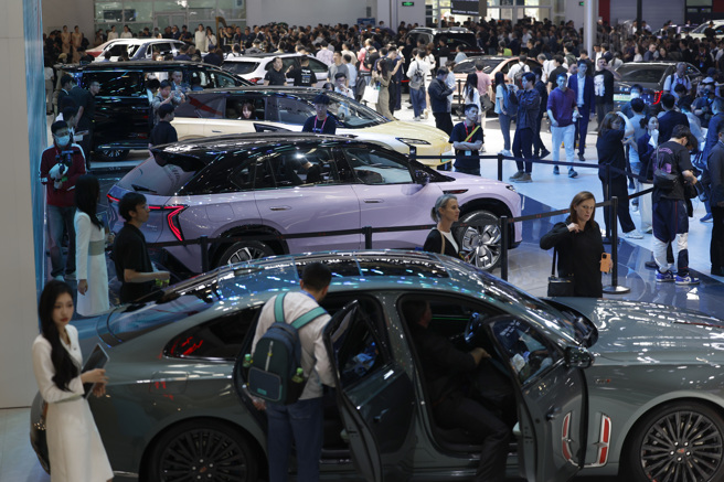 北京车展盛况空前，各大车企大秀实力，争夺市场的关注。（图/中新社）