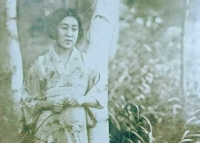 川岛生于1907年，是清朝肃亲王之女，被托付日本浪人川岛浪速，并以养女的身份带去日本。最新曝光的2张照片应该是她退学成为养父秘书时所摄。（图／东网）