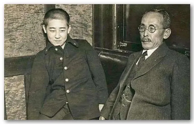 男装的川岛芳子（左）与其养父川岛浪速。（图／腾讯网）