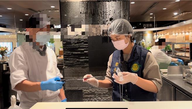 高雄汉来海港城巨蛋店传出疑似有生熟食混用污染状况。（本报资料照片）