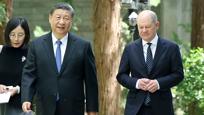 德國總理蕭茲（右）四月中造訪重慶、上海，並在北京與習近平（中）進行會談。由於日本和美國、德國與中國，是全球前四大經濟體，身處當前亂世，日本和德國領導人卻做出不同的政治抉擇，值得深究。圖／新華社