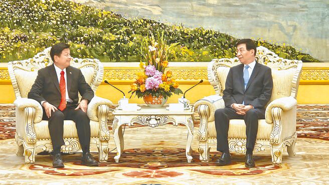 大陆全国政协主席王沪寧（右）27日下午在北京人民大会堂新疆厅，会见立法院国民党立委傅昆萁（左）访问团一行。（蓝孝威摄）