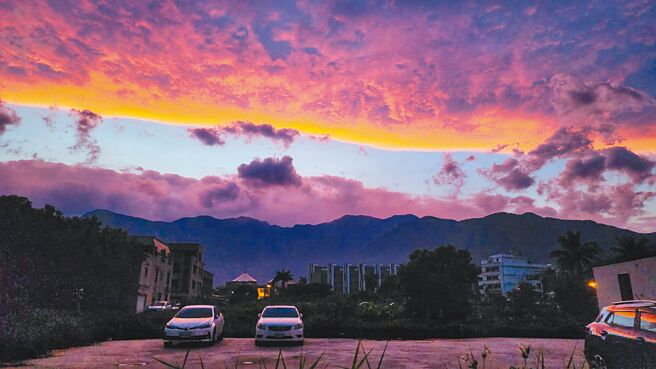 花蓮地震頻頻，這兩天仍有較大餘震，巧合的是26日傍晚花蓮天空出現「火燒雲」奇特景觀，民眾好奇是否與地震有關？議論紛紛。（讀者黃米其提供／王志偉花蓮傳真）