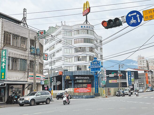花蓮縣吉安鄉「麥當勞」因接連2次地震受創嚴重，花蓮縣政府已將建物列紅單危樓，預計5月5日後排拆。（王志偉攝）