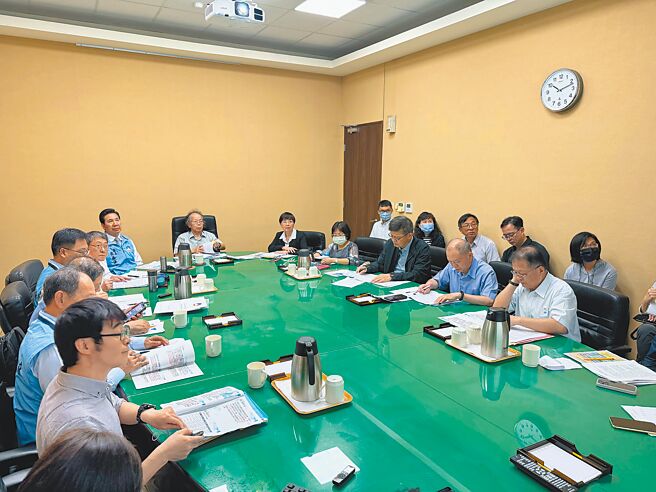 行政院政务委员张景森（后排中）26日召开跨部会协调会议，讨论金门县财力级次分级、金门自来水厂财务借货利息，以及设置金门荣民之家等案，金门县长陈福海（后排左）率县府团队赴台与会。（金门县政府提供／于家麒金门传真）