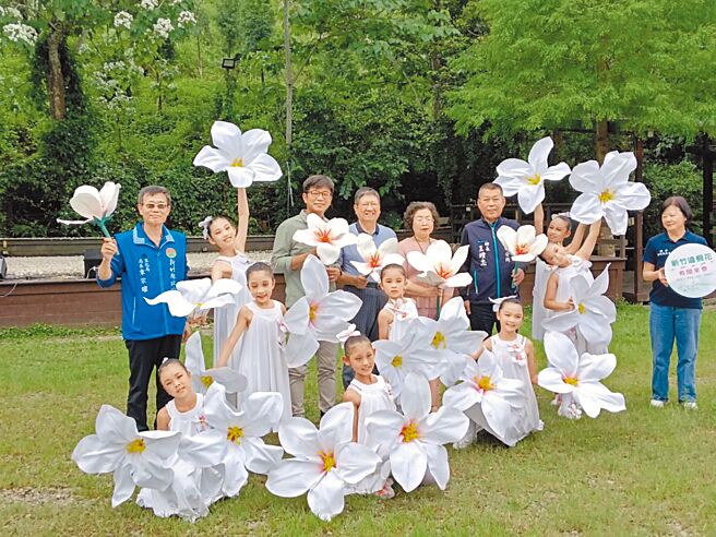 新竹縣府峨眉十二寮桐花祭27日開幕，縣長楊文科（後排左四）、客委會副主委周江杰（後排左三）等人一同啟動新竹遶桐花桐聚時光村系列活動。（邱立雅攝）