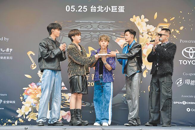 鼓鼓（中）27日出席hito流行音樂獎搶票會，U:NUS為他驚喜慶生。（Hit Fm聯播網提供）