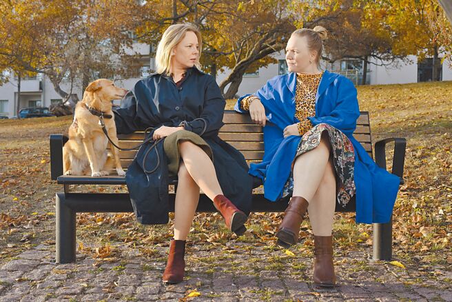 女主角阿爾瑪波伊斯提（左）在《落葉》中飾演失業女子，右為同片演員努普科伊武（音譯）。（海鵬提供）