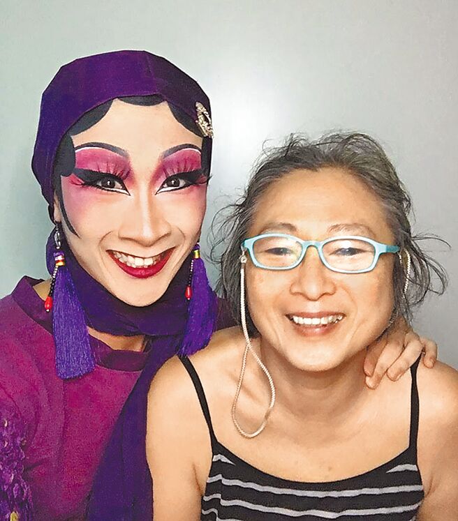 妮妃雅（左）多次感謝母親曹慧敏的支持。 （摘自公視官網）