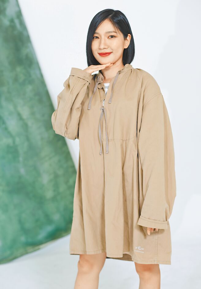 Sandra热爱唱歌，也是名口译员与英文老师，近日斜杠电视节目主持人。（陈俊吉摄）