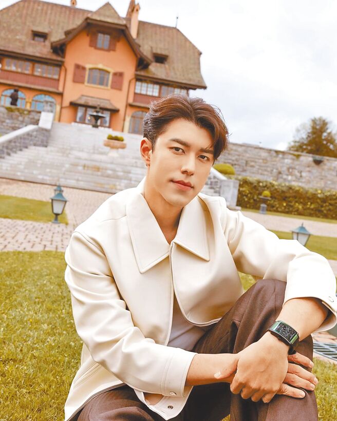 泰國男星Nine搶先佩戴Franck Muller Long Island Evolution Master Jumper三重瞬跳鈦金屬腕表，316萬8000元。（Franck Muller提供）