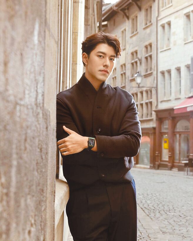 泰國男星Nine搶先佩戴Franck Muller Long Island Evolution 7 Days Power Reserve鈦金屬腕表，143萬8000元。（摘自IG）