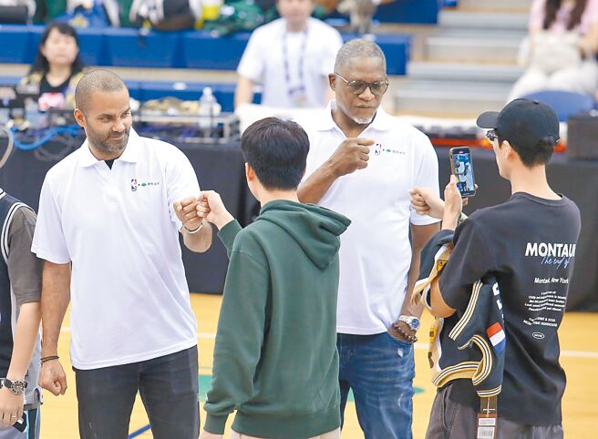 國泰NBA國際高中邀請賽球星見面會27日登場，球星帕克（左一）及威金斯（右二）與球迷擊拳致意。（范揚光攝）