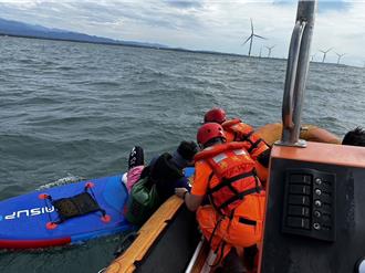 影》海巡与民间救难团体演训 巧遇4游客SUP受困即刻救援