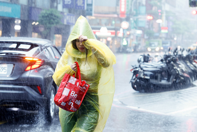 周三、周四今年梅雨季第一道鋒面在台灣附近徘徊，全台有陣雨或雷雨，伴隨劇烈天氣。(資料照)