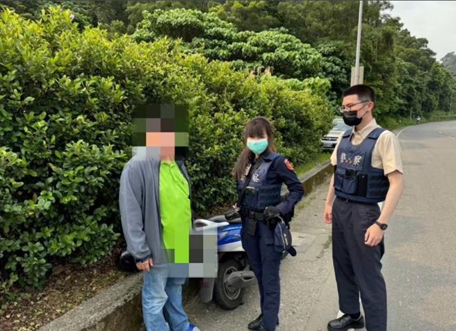 女警与替代役救助机车骑士。（翻摄画面）