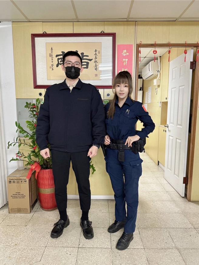 指南派出所警员蔡茜茹（图右） 、役男张哲纶救助机车骑士。（翻摄画面）