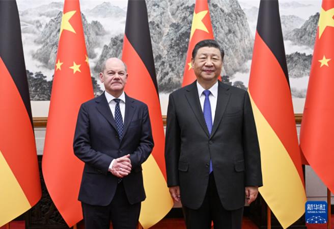布林肯和蕭茲訪陸，德媒：突顯美德對陸外交差距。圖為蕭茲訪陸與習近平合影。（新華社）