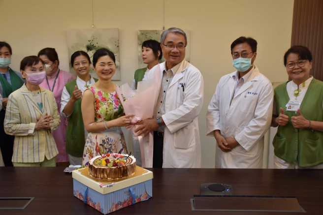 宝林案中一名49岁的黄舒君，是首位重症出院的患者，图为她康復后和院方医护合照图。（图／黄舒君授权提供）