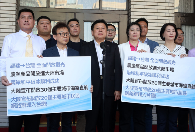 國民黨立法院黨團總召傅崐萁（前排中）等十多位立委29日在立法院議場前舉行「兩岸破冰和平之旅，振興台灣百工百業」成果豐碩記者會。（劉宗龍攝）