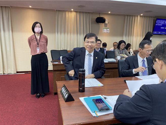 交通部长王国材（中）。（陈佑诚摄）