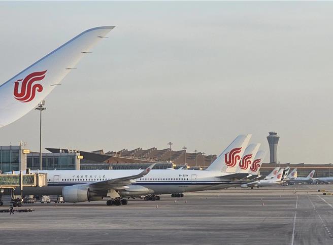 大陸五一小長假本周登場，旅人還沒出發，發現機票卻降價了。（藍孝威攝）