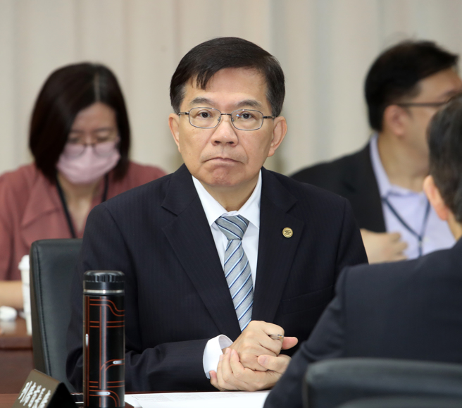 立法院交通委员会29日审查行政院函请审议道路交通管理处罚条例第七条之一、第六十三条及第六十三条之二条文修正草案，交通部长王国材（中）列席。（刘宗龙摄）