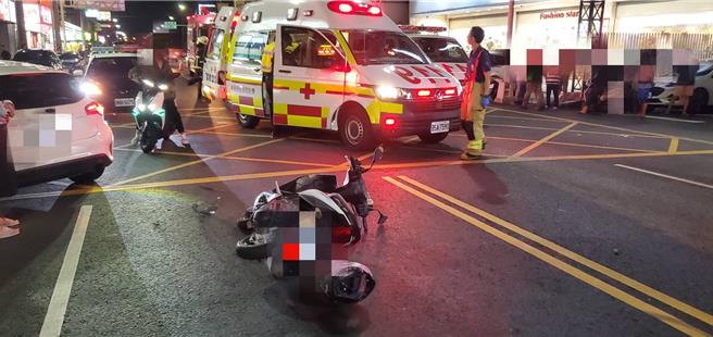 机车与一辆左转跨越双黄线的汽车发生擦撞，后座女大生喷飞到对向车道。（嘉义县消防局提供∕吕妍庭嘉义传真）