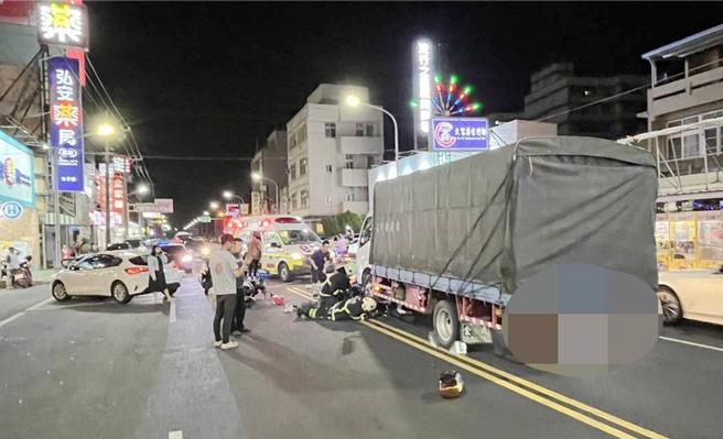 女大生喷飞到对向车道，惨遭行经小货车撞击，一度卡在货车下，救出后送医急救不治。（朴子分局提供∕吕妍庭嘉义传真）