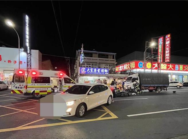 机车与一辆左转跨越双黄线的汽车发生擦撞，后座女大生喷飞到对向车道。（朴子分局提供∕吕妍庭嘉义传真）