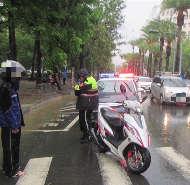 高雄休旅车驾驶回转疑未注意来车，加上天雨路滑酿骑士自摔，休旅车驾驶还未下车查看直接驶离，警方已通知休旅车驾驶到案说明。（警方提供／任义宇高雄传真）