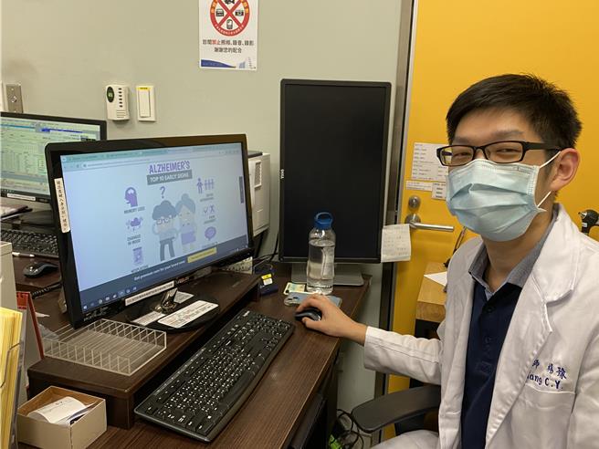 長安醫院神經內科醫師楊豫表示，腦霧、健忘、失智是3個很容易混淆的症狀，失智是由於大腦出現病理性退化，導致整體功能不斷下降，且症狀會隨著時間持續惡化。（長安醫院提供／馮惠宜台中傳真）