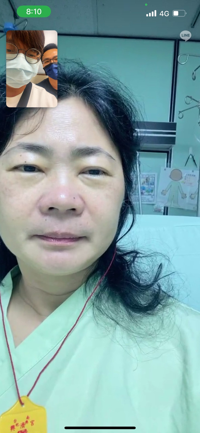 吴舒君住院期间和家人视讯。（图／吴舒君授权提供）