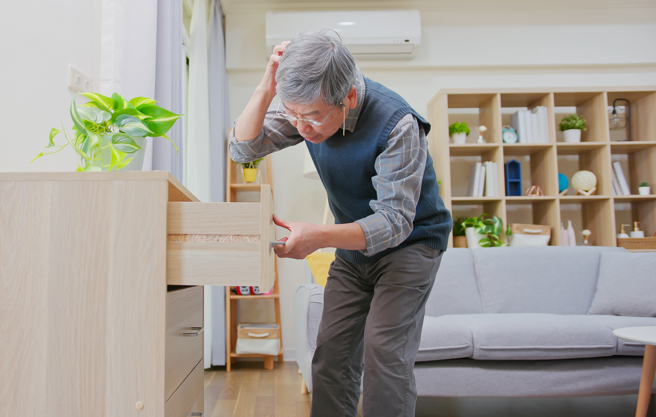 新冠腦霧好不了？老伯常丟鑰匙錢包竟失智，有5徵兆要小心。（示意圖：shutterstock／達志）