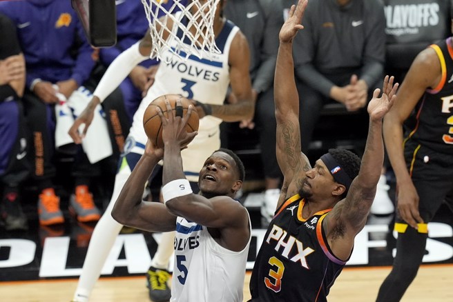 愛德華茲持球閃過畢爾防守準備上籃。(美聯社)