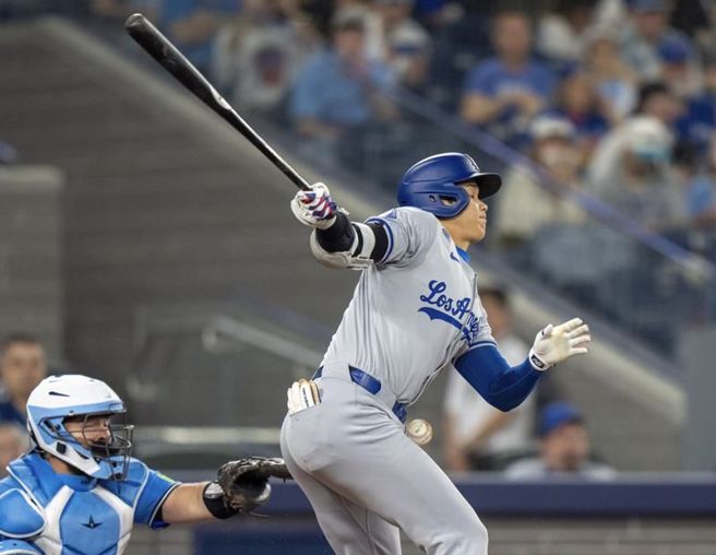 道奇大谷翔平被擦棒球打到身上。（美联社）