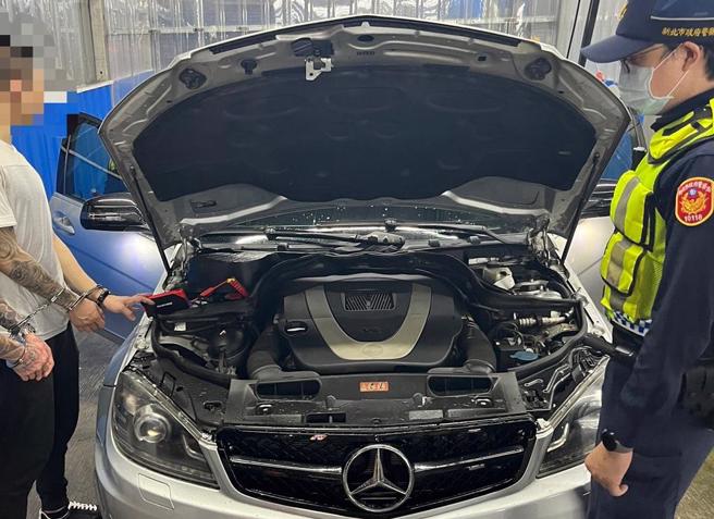 宾士停在洗车场内长时间不洗车引起警方注意，车上2名男子被查出通缉犯身份而被逮。（新北市芦洲警分局提供／吕健豪新北传真）