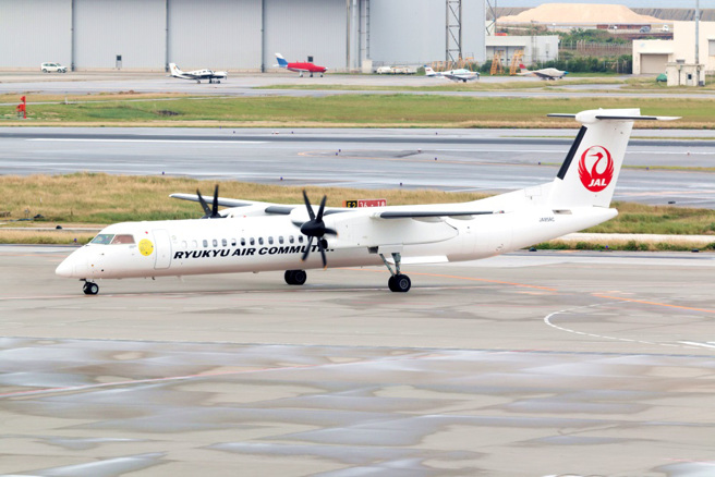 由琉球空中通勤（Ryukyu Air Commuter）執飛、直線距離僅13公里、連接沖繩南大東島及北大東島的「日本最短航線」即將於7月底走入歷史。圖為降落沖繩那霸機場的琉球空中通勤小飛機。（資料照／shutterstock、達志）