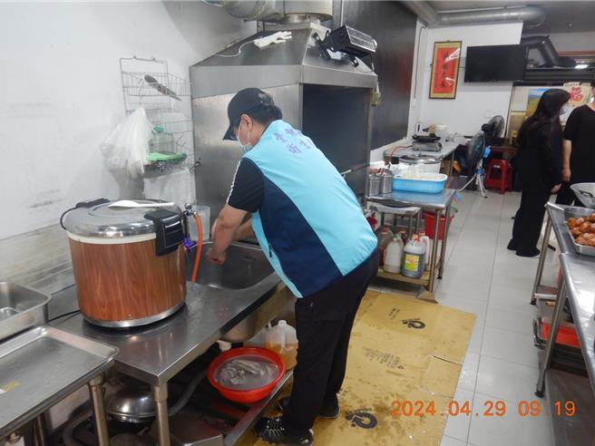 台东县卫生局前往稽查，抽样熟食刀具、砧板、熟食夹、熟食盘，检验病原菌。（台东县卫生局提供／萧嘉蕙台东传真）