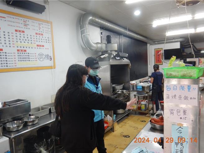 台东县环保局初步要求业者加强环境清洁、食物保存，等待报告出炉期间，若持续增加疑似食物中毒者，将予以暂停营业处分。（台东县卫生局提供／萧嘉蕙台东传真）