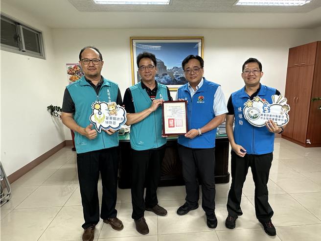 苗栗縣政府消防局與農業部農村發展及水土保持署台中分署29日共同簽署南庄鄉橫屏背山登山道路公共設施共同巡守備忘錄。（苗栗縣政府提供／李京昇苗栗傳真）