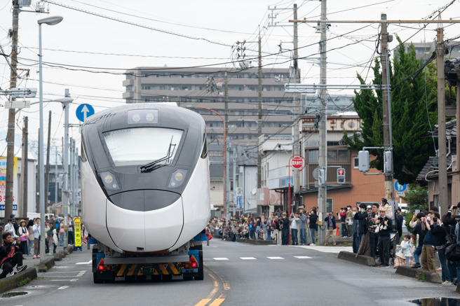 台铁列车出厂后「被拖去游街」，日本民眾夹道欢迎。（Rail News 铁道情报提供）