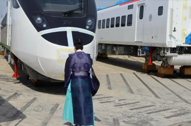 EMU3000当年出厂前，日立制造所特地请来祭司，主持「安全祈愿」仪式。（台铁提供）