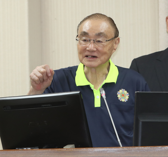 立法院外交及國防委員會29日邀請國軍退除役官兵輔導委員會主任委員馮世寬（圖）報告「退輔會服務照顧及相關救補助精進作為」，並備質詢。（劉宗龍攝）