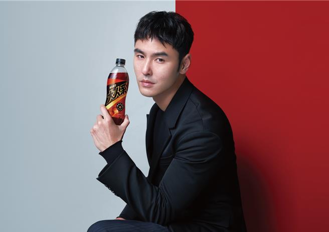 阮经天受邀担任「黑松沙士大人系 啤酒花风味」代言人，成熟魅力演绎专属大人味。（黑松提供／朱世凯台北传真）