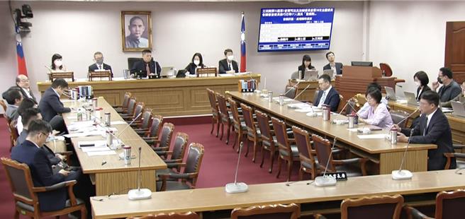 立法院司法委员会今审查徐巧芯等人提「监察院组织法」修正案，蓝白立委提出临时提案，要求监察院依据监委纪律委员设置办法，调查监委高涌诚、监察院长陈菊，绿委虽不同意，最终表决仍提案通过。（翻摄自国会频道）