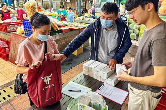 新竹县环保局为减少塑胶袋使用量，与北埔乡公所合作，5月1日起北埔公有零售市场全数摊位将不主动提供购物用塑胶袋，期鼓励民眾共同响应环保，养成自备环保袋的习惯。（新竹县政府提供／罗浚滨新竹传真）