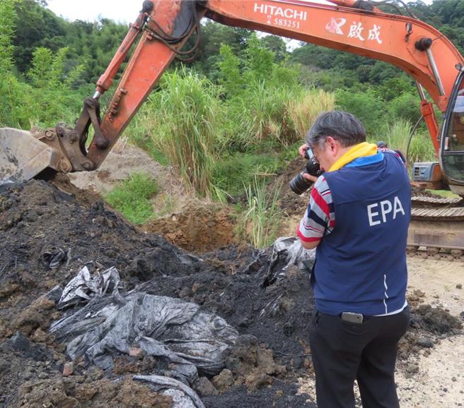台中检警环调专案小组追查该案，发现犯罪集团将非法收受的废塑胶混合物填埋在坑洞中，再覆盖原土方掩饰犯行。（环境部提供／蔡佩珈台北传真）